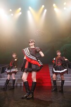 5月6日「私立恵比寿中学よろしくデビュー2周年スタート・ブラッド・クレッシェンド」のステージに来日ゲストとして登場したアヤーダダ（写真中央 / 撮影：中島たくみ）。