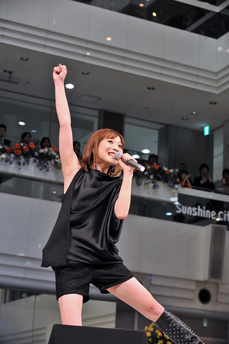 May'nニューシングル「Run Real Run」発売記念イベントの様子。