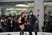 May'nニューシングル「Run Real Run」発売記念イベントの様子。