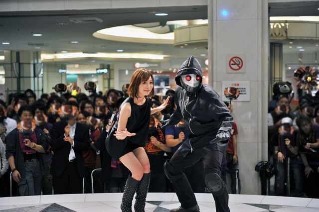 May'nニューシングル「Run Real Run」発売記念イベントの様子。