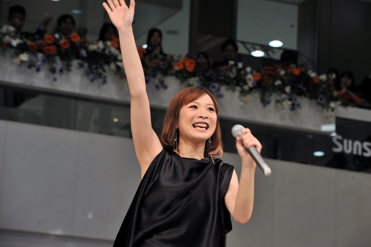 May'nニューシングル「Run Real Run」発売記念イベントの様子。