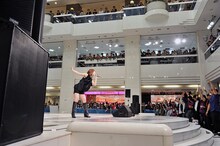 May'nニューシングル「Run Real Run」発売記念イベントの様子。