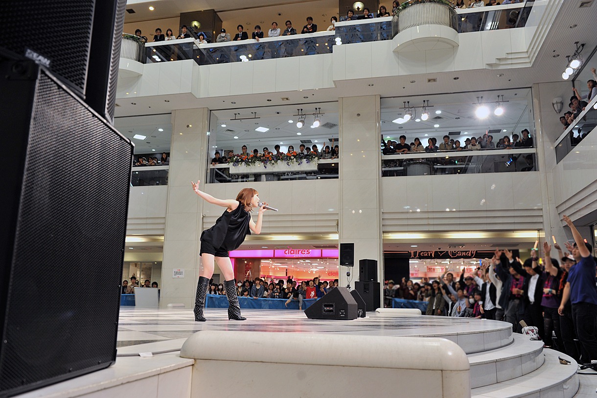 May'nニューシングル「Run Real Run」発売記念イベントの様子。