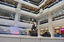 May'nニューシングル「Run Real Run」発売記念イベントの様子。