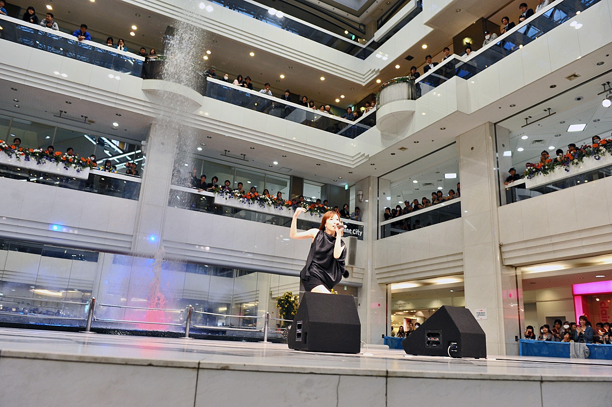 May'nニューシングル「Run Real Run」発売記念イベントの様子。