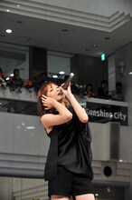 May'nニューシングル「Run Real Run」発売記念イベントの様子。