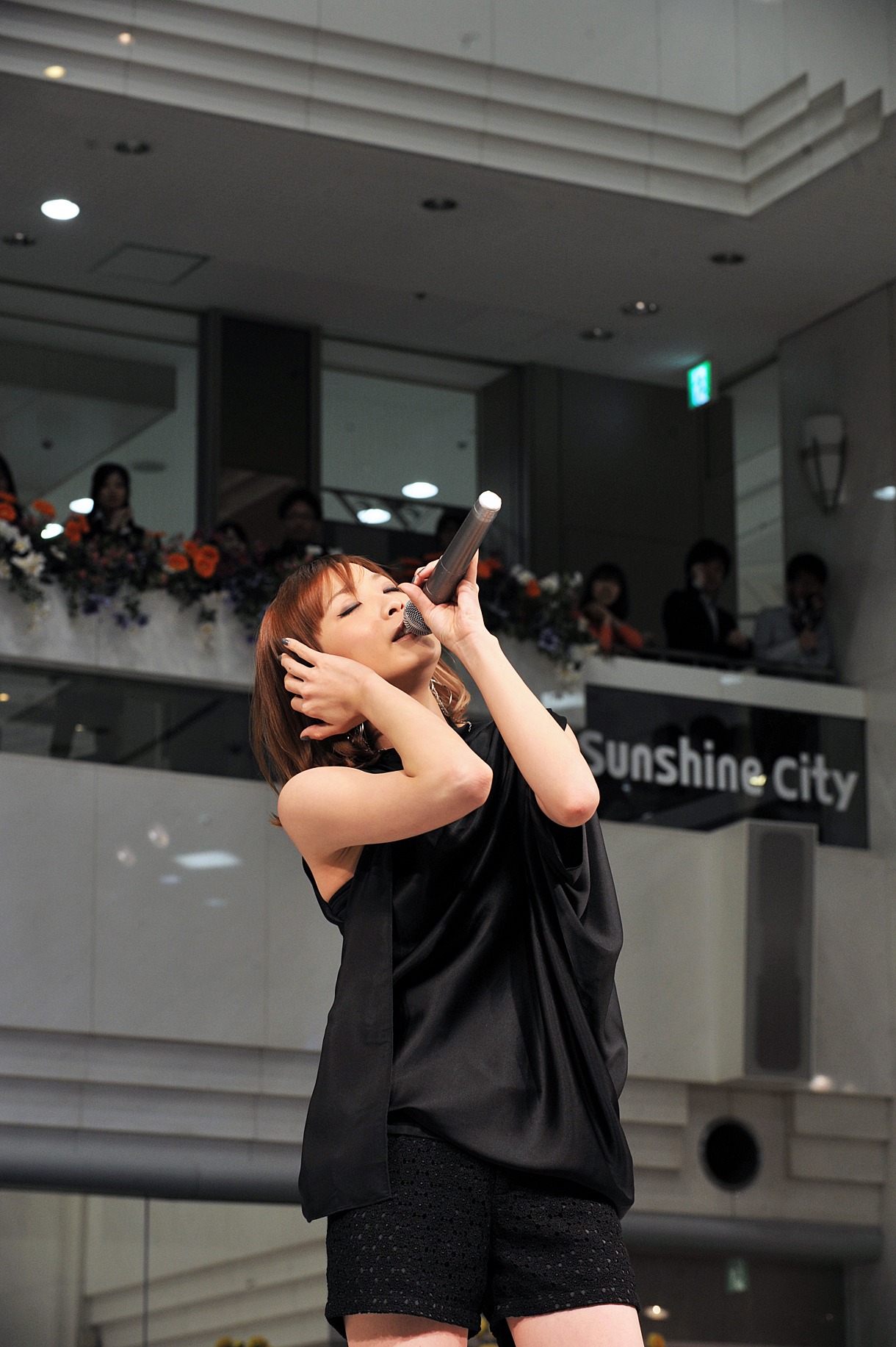 May'nニューシングル「Run Real Run」発売記念イベントの様子。