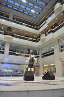 May'nニューシングル「Run Real Run」発売記念イベントの様子。