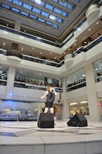 May'nニューシングル「Run Real Run」発売記念イベントの様子。