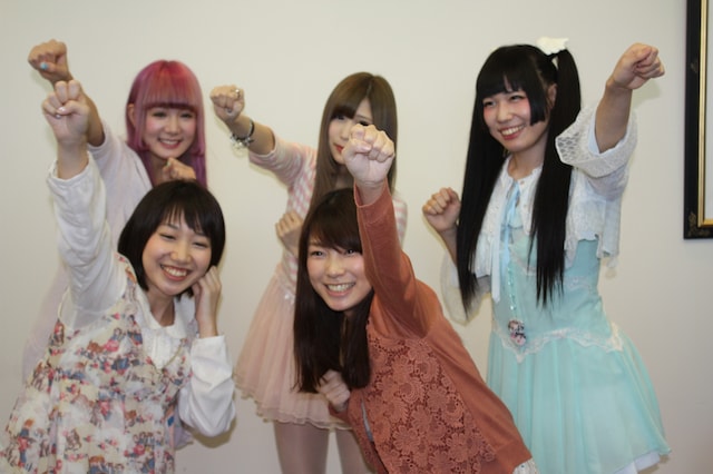 5人組になったバンドじゃないもん！が初の「バンバンバン！ バンドじゃないもん！」コールをした様子。下段左から、みさこ、かっちゃん、上段左から、らむね、ぐみ、しおりんご。