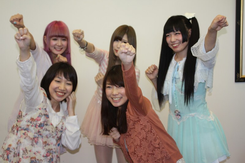 5人組になったバンドじゃないもん！が初の「バンバンバン！ バンドじゃないもん！」コールをした様子。下段左から、みさこ、かっちゃん、上段左から、らむね、ぐみ、しおりんご。