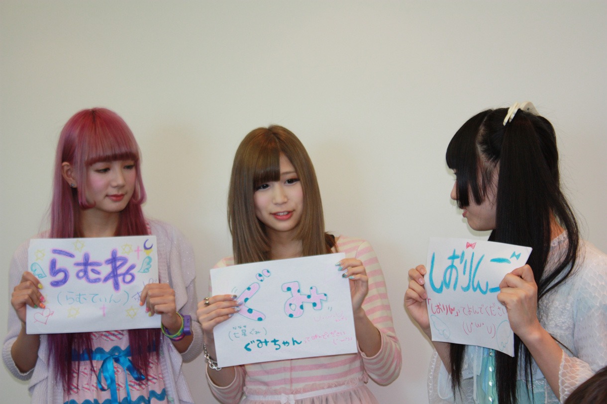 新メンバーのらむね、ぐみ、しおりんご（写真左から）。