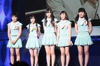 2組目のダンス審査に登場した室田瑞希、一岡伶奈、田辺奈菜美、佐々木莉佳子、吉橋くるみ（左から）。