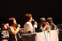 審査員の小川麻琴とつんく♂（左から）。