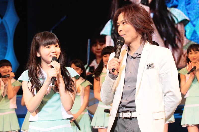 ファン投票1位を獲得し喜びを語る田辺奈菜美とつんく♂。