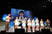 新加入したハロプロ研修生の田中可恋、稲場愛香、三瓶海南、藤井梨央、真城佳奈、井上ひかる（左から）。