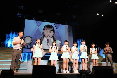 新加入したハロプロ研修生の田中可恋、稲場愛香、三瓶海南、藤井梨央、真城佳奈、井上ひかる（左から）。