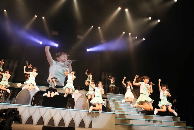 ℃-uteの「JUMP」を披露するハロプロ研修生。