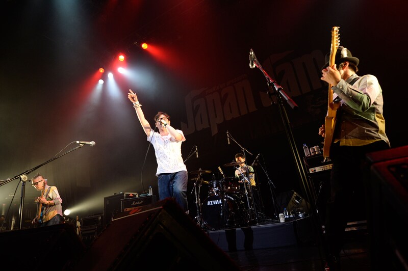 LOW IQ 01 & THE RHYTHM MAKERS（Trio）と日高央（THE STARBEMS）。