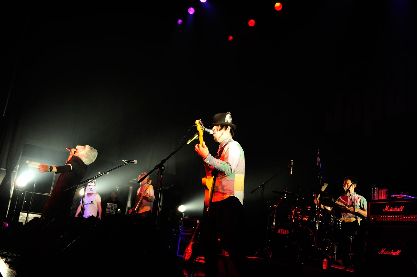 LOW IQ 01 & THE RHYTHM MAKERS（Trio）とトーキョー・タナカ（MAN WITH A MISSION）。