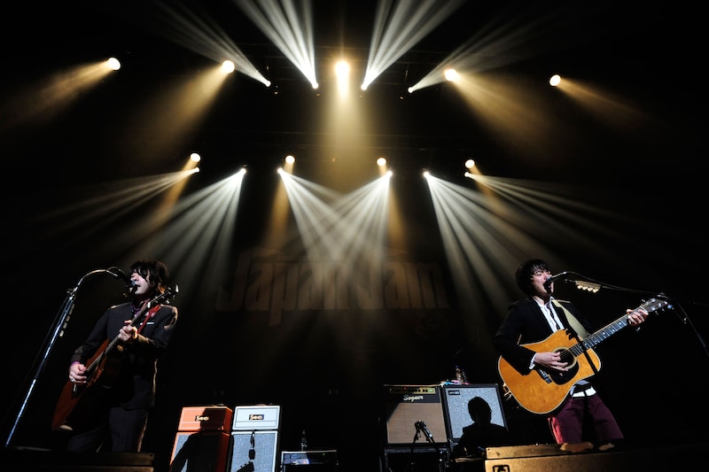 斎藤宏介（UNISON SQUARE GARDEN）と和田唱（TRICERATOPS）。