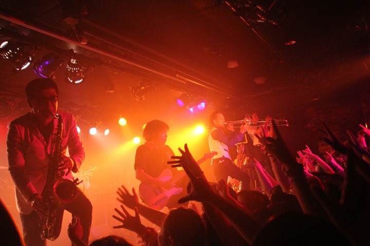 5月5日に東京・下北沢GARDENで行われた「Too Much Too Young」での東京スカパラダイスオーケストラ。