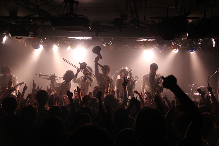 5月5日に東京・下北沢GARDENで行われた「Too Much Too Young」での東京スカパラダイスオーケストラ。