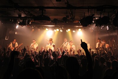 5月5日に東京・下北沢GARDENで行われた「Too Much Too Young」での東京スカパラダイスオーケストラ。