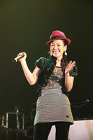 KREVAのアクトにゲスト参加したSONOMI。