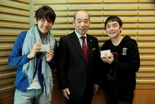 井村屋グループ株式会社の浅田剛夫社長（中央）を囲むゆず。