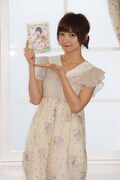 AKB48篠田麻里子、DVD会見で入山杏奈の学力アピール