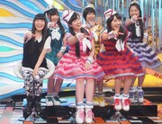 トーク収録でZポーズを決めるmiwaクロ。