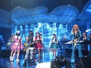 「SWEAT & TEARS」生演奏直前、和やかな雰囲気のmiwaクロ×高見沢俊彦。