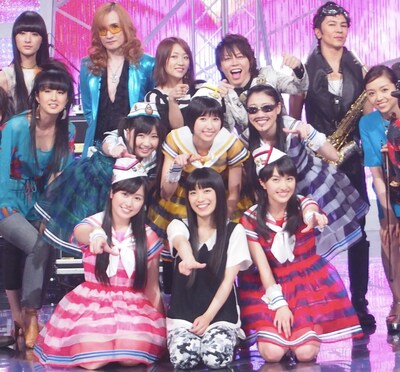 収録終了後の記念撮影の模様。高城れに（写真中段右から2番目）は、トークの流れから演奏収録直前に思い付きで桜井賢（THE ALFEE）風のメイクとサングラスを着用。