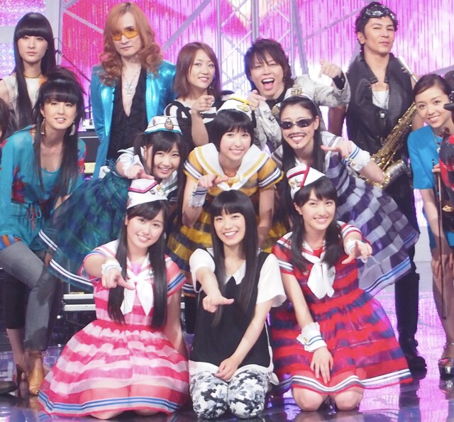 収録終了後の記念撮影の模様。高城れに（写真中段右から2番目）は、トークの流れから演奏収録直前に思い付きで桜井賢（THE ALFEE）風のメイクとサングラスを着用。
