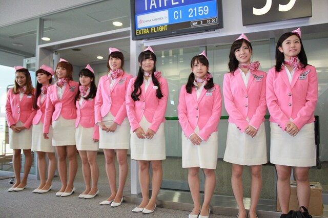 関西国際空港搭乗口でパッセンジャーを出迎えるPASSPO☆クルー。