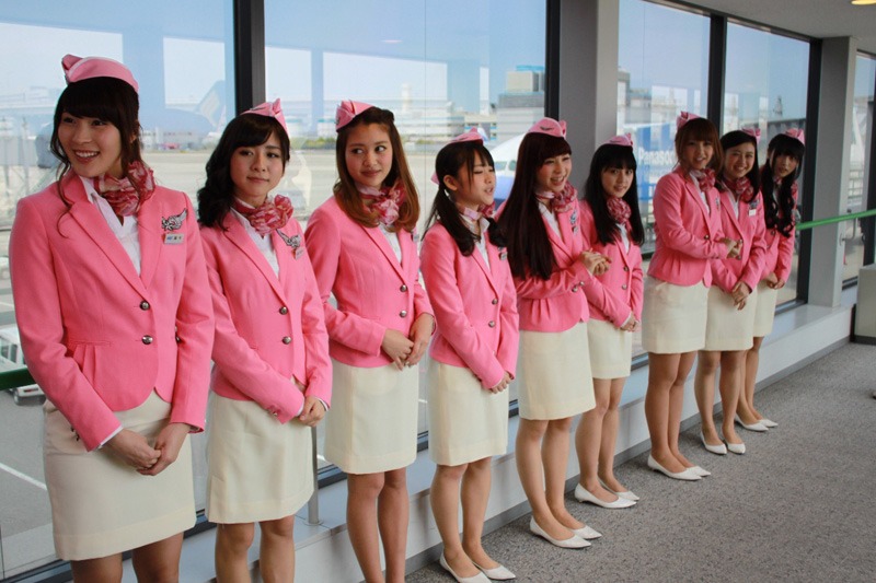 チャーター機に乗り込むパッセンジャーにあいさつするPASSPO☆クルー。