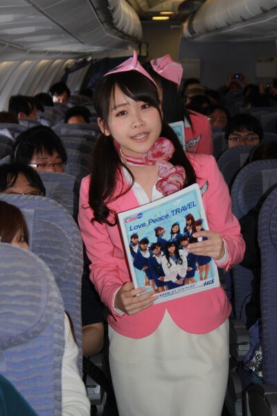 パッセンジャー1人ひとりに搭乗証明を配る増井みお。