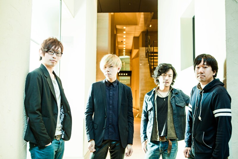 真空ホロウと青山裕企(写真右)。