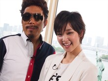 トーク収録時の鈴木雅之（写真左）と剛力彩芽（右）。