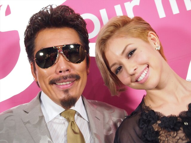 スタジオライブ収録時の鈴木雅之（写真左）とBENI（右）。