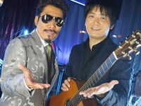 スタジオライブ収録時の鈴木雅之（写真左）と押尾コータロー（右）。
