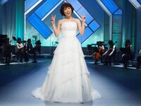 「伊勢めぐり」収録時の水森かおり。