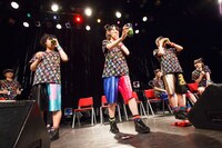 Hep Osaka公演トークコーナーの様子。苦いジュースを飲むはめになった坂本遥奈、秋本帆華、伊藤千由李。