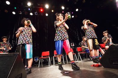 Hep Osaka公演トークコーナーの様子。苦いジュースを飲むはめになった坂本遥奈、秋本帆華、伊藤千由李。