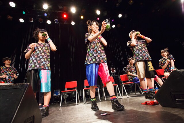 “打ち上げ＆反省会”として行われたHep Osaka公演の様子。