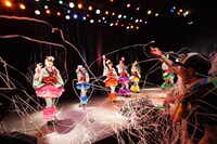 「乙女受験戦争」では名古屋公演のラストを飾った“バズーカ砲”演出の代わりに、観客が一斉にクモの巣状のテープを飛ばした。