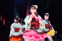 安藤ゆず（写真中央）