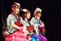 写真左から安藤ゆず、咲良菜緒、大黒柚姫。