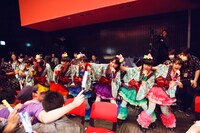 客席後方で肩を組み「でらディスコ」を歌うチームしゃちほこの6人。